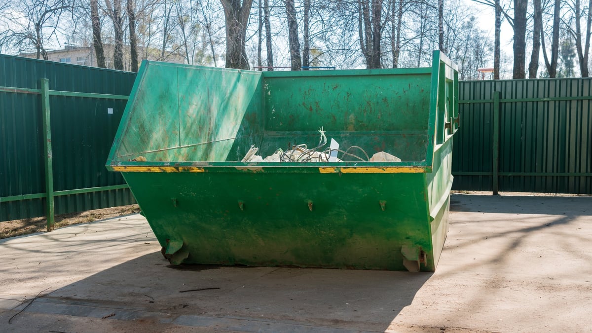 Open street dumpster for waste disposal